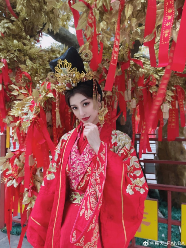 葛天新剧照一身红妆年味十足,祝福大家2021红红火火、吉祥如意