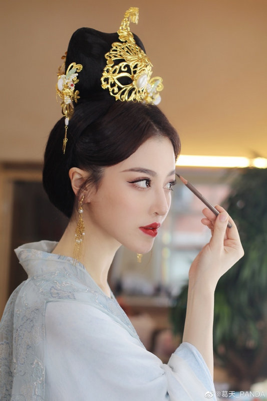 葛天晒出超美古装照,网友惊叹:北方有佳人,绝世而独立