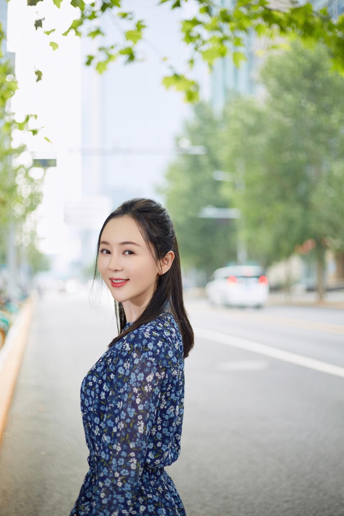 “甜美女神”魏新雨 又一组街拍曝光每一张都是仙气十足
